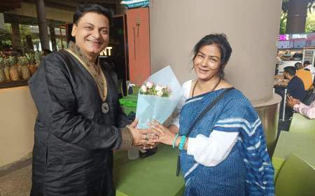 100 से अधिक बच्चों की मां और 73 घंटे पेंटिंग कर वर्ल्ड रिकॉर्ड बनाने वाली मनन चतुर्वेदी का मुंबई एयरपोर्ट पर हुआ भव्य स्वागत