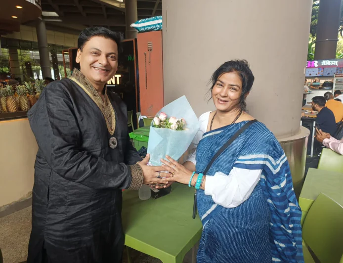 100 से अधिक बच्चों की मां और 73 घंटे पेंटिंग कर वर्ल्ड रिकॉर्ड बनाने वाली मनन चतुर्वेदी का मुंबई एयरपोर्ट पर हुआ भव्य स्वागत