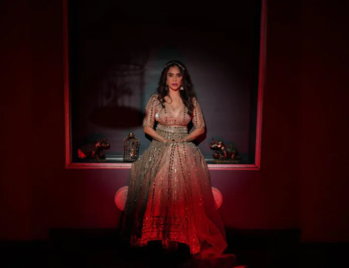 निकिता रावल ने गोल्डन गाउन में बिखेरा जलवा