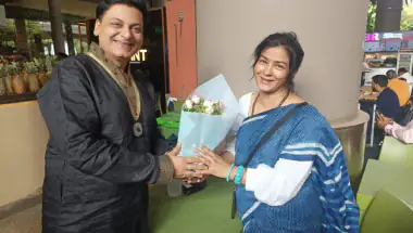 100 से अधिक बच्चों की मां और 73 घंटे पेंटिंग कर वर्ल्ड रिकॉर्ड बनाने वाली मनन चतुर्वेदी का मुंबई एयरपोर्ट पर हुआ भव्य स्वागत